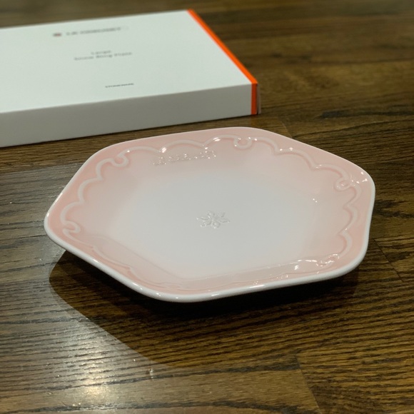 New Le Creuset Shell Pink Snow Ring Plate 25cm - Picture 2 of 4